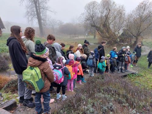 Deváťáci a prvňáčci sázejí stromy