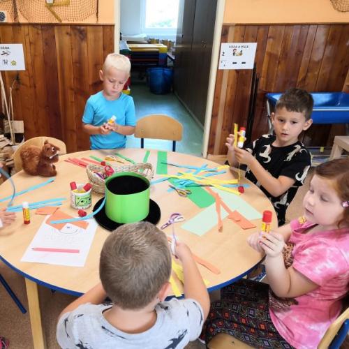 Třída Rybiček, vyrábí klobouk pro vodníka Kapičku.