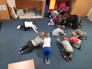 Žabičky cvičí jógu