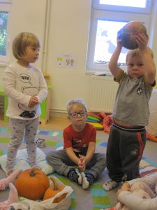 Veselé malování dýní ve třídě "Šnečků"