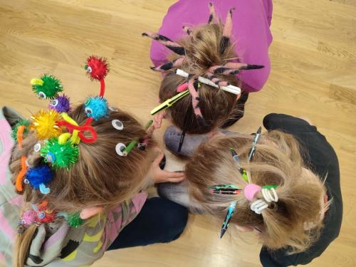 Den šílených účesů